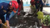 Personel Pemdam Kebakaran Palu bantu tangani banjir di Sigi