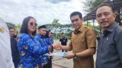 Bupati Parigi Moutong Erwin Burase (Kedua kanan) menerahkan SK PPPK kepada ASN di Parigi, Selasa (8/7/2025). Terassulawesi/HO-Kominfo Parimo