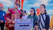 Bupati Morowali Utara menyerahkan santunan JKK Jamsostek kepada ahli waris pada momen HUT ke-12 Morowali Utara, Kamis (23/10/2025).