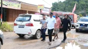 ubernur Sulawesi Tengah Anwar Hafid meninjau ruas jalan negara di Poros Tompira–Bungku, Kabupaten Morowali Utara, Kamis (23/10/2025). Foto: Humas Pemprov Sulteng