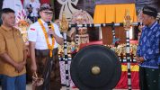 Bupati Morowali Utara Delis J Hehi membuka pelaksanaan Utsawa Dharma Gita (UDG) ke-7 tingkat Kabupaten, Sabtu (22/11/2025). Foto: Kominfo Morut