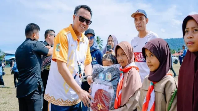 Bupati Morowali Utara (Morut) Delis J Hehi memberikan bantuan seragam sekolah kepada siswa/siswi jenjang pendidikan SD dan SMP di Morut. Foto: Porkopim Morut