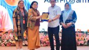 Bupati Parigi Moutong Erwin Burase (kedua kanan) menerima cinderamata dari pejabat Wahana Visi Indonesia, Kamis (25/6/2026). Foto: DIskominfo Parimo