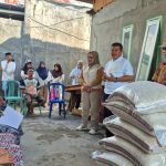 arga terdampak banjir pada Sabtu (20/6) di Kabupaten Parigi Moutong mendapat bantuan kemanusiaan logistik pangan dari pemerintah kabupaten (pemkab) setempat, Jumat (26/6/2026). Foto: Wan