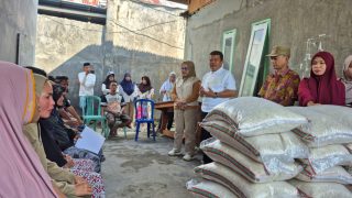 arga terdampak banjir pada Sabtu (20/6) di Kabupaten Parigi Moutong mendapat bantuan kemanusiaan logistik pangan dari pemerintah kabupaten (pemkab) setempat, Jumat (26/6/2026). Foto: Wan