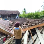Rumah warga di Kabupaten Parigi Moutong, Sulawesi Tengah ambruk akibat dampak gempa magnitudo 6,7 yang mengguncang daerah tersebut, Selasa (16/6/2026). Foto: HO-BPBD Parigi Moutong