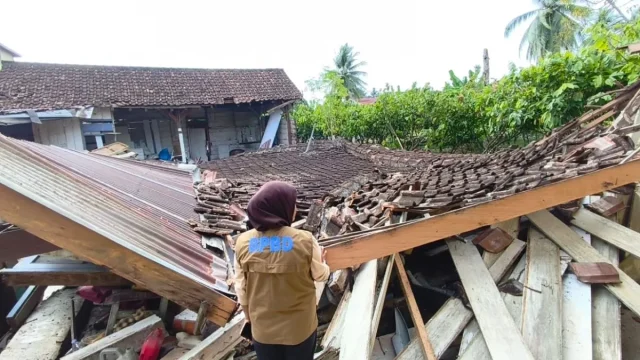 Rumah warga di Kabupaten Parigi Moutong, Sulawesi Tengah ambruk akibat dampak gempa magnitudo 6,7 yang mengguncang daerah tersebut, Selasa (16/6/2026). Foto: HO-BPBD Parigi Moutong