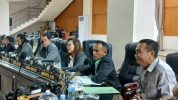 Anggota DPRD Parigi Moutong (Parimo) Abdin menyampaikan sorotan terhadap belum terealisasinya program penerangan jalan saat rapat paripurna DPRD, Jumat (7/3/2026). Foto: Galih