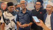 Wakil Ketua DPRD PArigi Moutong, Sayutin Budianto memberikan keterangan kepada sejumlah wartawan. Foto: MW