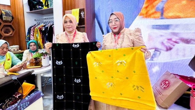 Batik Bomba khas Kabupaten Parigi Moutong di perkenalkan kepada masyarakat luas lewat HUT ke-46 Dekranasda di Makassar, Sulawesi Selatan, Jumat (10/7/2026). Foto: Kominfo Parimo