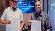 Bupati Morowali Utara Delis J Hehi (kiri) dan perwakilan PT Bank Tabungan Negara (Persero) Tbk memperlihatkan dokumen kerja sama pengembangan sektor perumahan saat penandatangan MoU berlangsung di Jakarta, Selasa (12/5/2026). Foto: MDCC